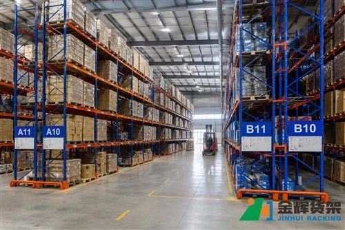 Racking Pallet Dyletswydd Trwm yn erbyn Racking Pallet Dwfn Dwbl: Pa System Storio Sy'n Well?